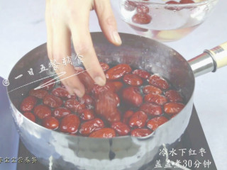 2、红枣发糕,红枣洗净。