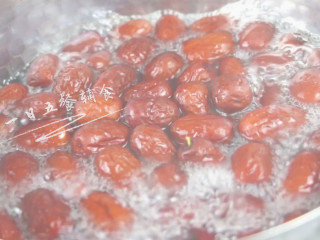 3、红枣发糕,放锅里加水漫过红枣煮开后，转小火煮半小时。