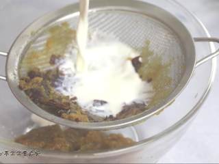 4、红枣发糕,感觉有枣泥过不去的时候，加少量配方中的牛奶，又能很好的过筛了，加2次牛奶，基本就很干净了。