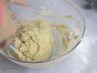 5、红枣发糕,面粉过筛， 将酵母、牛奶、糖放入面粉中，搅拌成面糊。