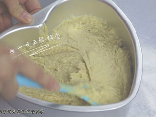 6、红枣发糕, 模具刷一层油防粘，面糊倒入，抹平。