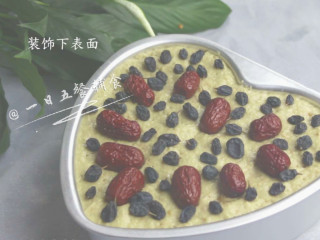 7、红枣发糕,发酵好后，按喜好装饰下，在表面装饰葡萄干和红枣。