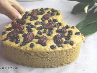 8、红枣发糕,拿出来就可以切件食用。