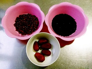 1、杂粮豆沙包,准备紫米糊原料