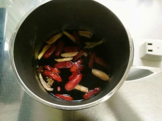 4、杂粮豆沙包,加1300ml清水，接通电源，选择五谷键磨紫米糊