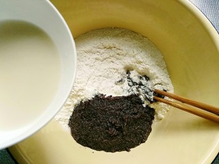 7、杂粮豆沙包,酵母粉用少许温水化开，倒入面粉中，搅拌呈絮状
