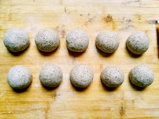 10、杂粮豆沙包,取出面团排气后分成30g左右的小剂子