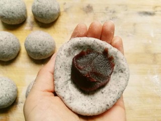 12、杂粮豆沙包,放一勺豆沙馅