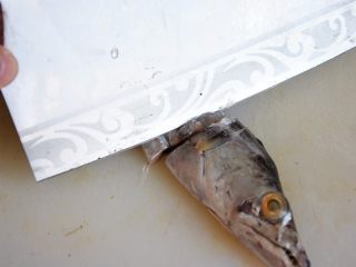 3、清蒸带鱼,去除鱼头；