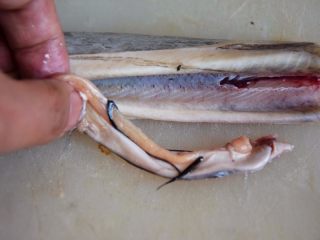 5、清蒸带鱼,去除内脏和表面一层黑膜；