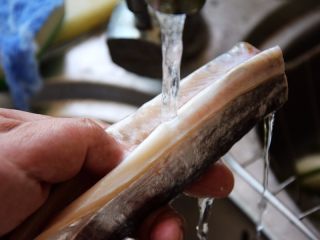 7、清蒸带鱼,用清水清洗干净；