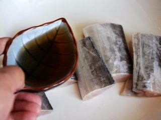 9、清蒸带鱼,将带鱼用料酒腌制15-20分钟去腥；