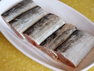 11、清蒸带鱼,腌制好的带鱼摆入盘中；