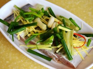 12、清蒸带鱼,在鱼身上撒上大量香葱和姜丝；