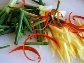 10、清蒸带鱼,香葱切段、姜切丝、小米辣切丝备用；