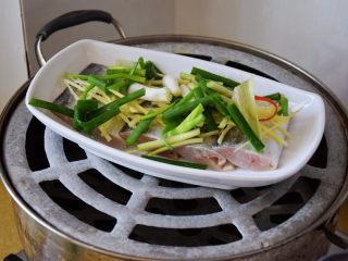 13、清蒸带鱼,蒸锅水烧开后，将鱼入蒸锅；