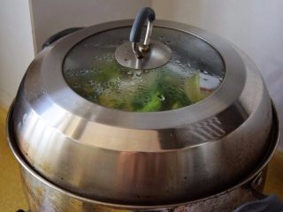 14、清蒸带鱼,盖上锅盖，蒸8-10分钟后，取出将表面的葱、姜丝去掉，撒上香葱末；