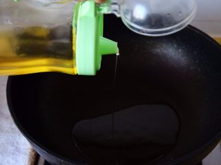 15、清蒸带鱼,锅中将花生油烧成滚热；