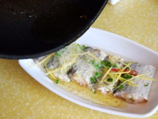 16、清蒸带鱼,将热油淋至鱼身上；