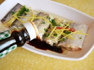 17、清蒸带鱼,再倒入酱油或蒸鱼豉油；
