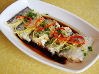 18、清蒸带鱼,最后点缀上红椒丝即可食用。