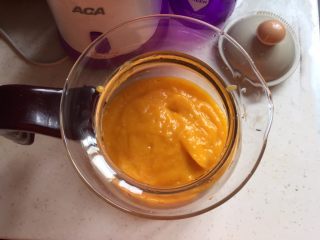 10、水果花茶,把果泥倒入水壶里