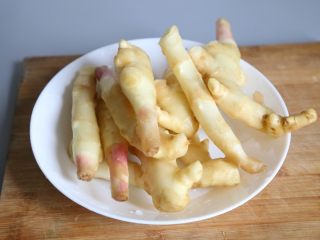 1、子姜鸡,新鲜的子姜洗净备用。
