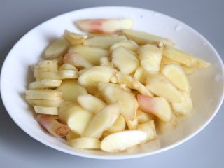2、子姜鸡,子姜切薄片。