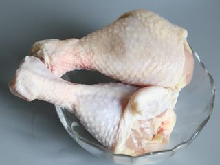 4、子姜鸡,浸泡冲水洗净，去除表面杂质及血水。