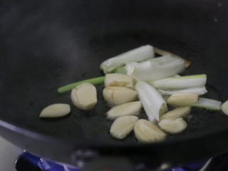 6、子姜鸡,油烧热，放入大蒜、葱段煸炒至出香味。