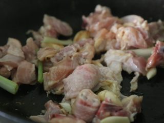 7、子姜鸡,放入鸡肉块，继续翻炒。