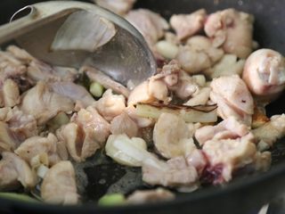 8、子姜鸡,翻炒至鸡肉变色，收紧，开始出油。