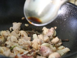 9、子姜鸡,放入生抽、胡椒，继续翻炒。