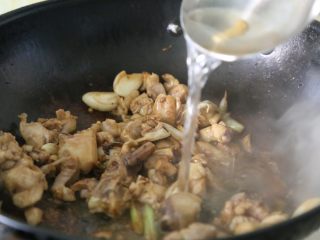 10、子姜鸡,待鸡肉微微上色时，倒入开水，没过鸡肉。