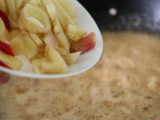 11、子姜鸡,改小火继续熬煮，下入切好的子姜。