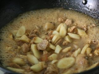 12、子姜鸡,机械熬煮，待锅中汤汁减少1/2。