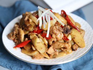 14、子姜鸡,最后装盘，放入葱段丝装饰即可。