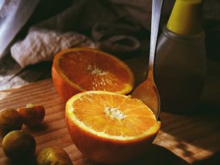 4、春日小清新之 香橙煎鸡肉,用勺子挖一圈