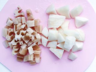 2、桂花雪梨莲藕羹,食材处理：莲藕雪梨去皮切丁 