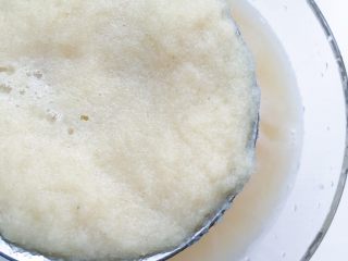 5、桂花雪梨莲藕羹,宝宝喝的话需要滤去莲藕渣（大人的话这一步可以省略）