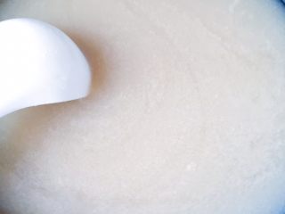 7、桂花雪梨莲藕羹,取一锅倒进雪梨莲藕汁 大火熬开转中火慢慢熬 需要不停的搅拌 水分渐渐收干后 倒进水淀粉继续搅拌片刻就可以出锅啦