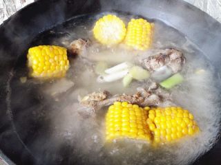 6、秋季滋补靓汤——玉米羊肉汤,倒入甜玉米，一起煮，