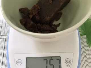 2、红糖花生饼干,淘宝买的红糖块比超市买的红糖湿度大甜度低,用超市买的袋装红糖可以减5~10克左右量避免太甜