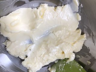 7、红糖花生饼干,夏天比较热,黄油室温放到微微出汗的柔软状态即可,接下来的步骤会继续融化