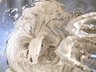 9、红糖花生饼干,用电动打蛋器同一方向搅拌,提起打蛋器能拉出尖角状态即可