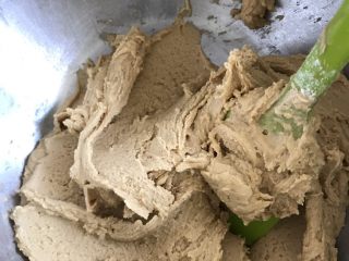 13、红糖花生饼干,翻拌均匀