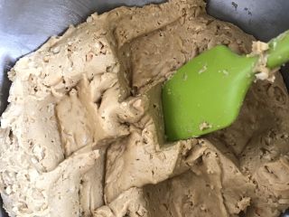 15、红糖花生饼干,刮刀翻拌均匀