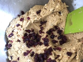 16、红糖花生饼干,加入切碎的蔓越莓干