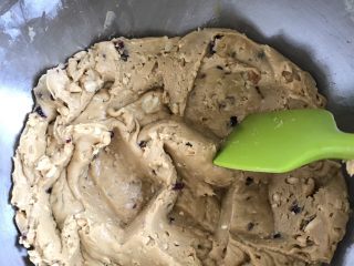 17、红糖花生饼干,翻拌均匀