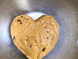 18、红糖花生饼干,将面团翻拌至光滑有油光